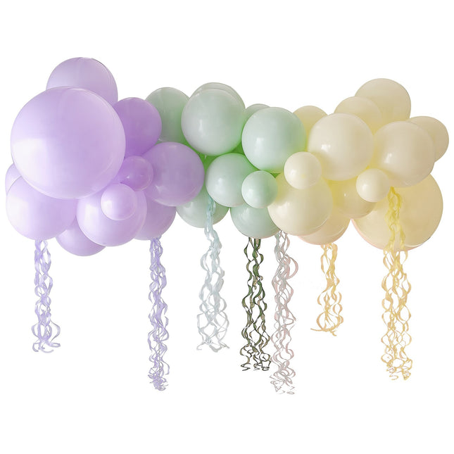 Kolorowy łuk balonowy z frędzlami
