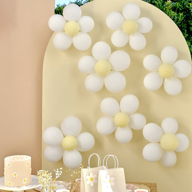 Balony na baby shower stokrotki