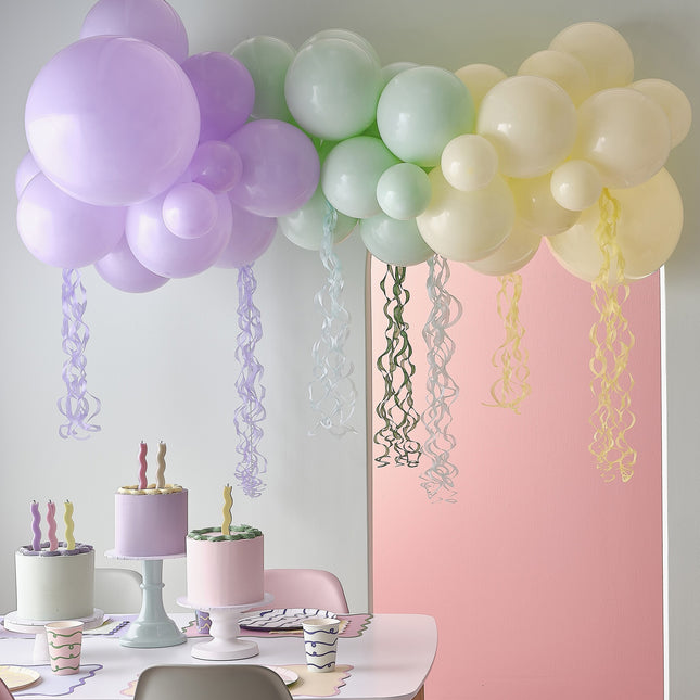 Kolorowy łuk balonowy z frędzlami